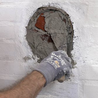 Luk hul efter brændeovn: Læg et lag mørtel på hele hullets flade Luk hul efter brændeovn: Læg et lag mørtel på hele hullets flade